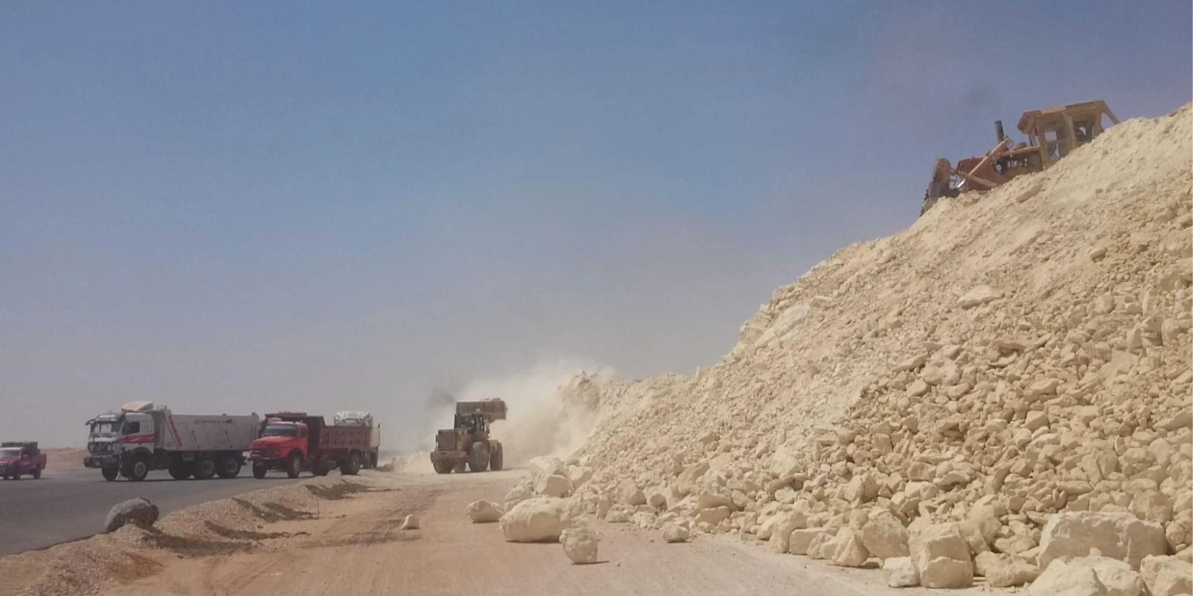 Travaux de terrassement et d'évacuation des déblais dans le projet de construction d'unités résidentielles à la station de Mansoura 6, Nouvelle Capitale Administrative